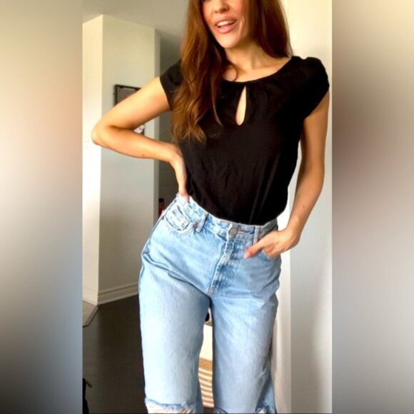 Short sleeves black top​ - Picture 2 of 7